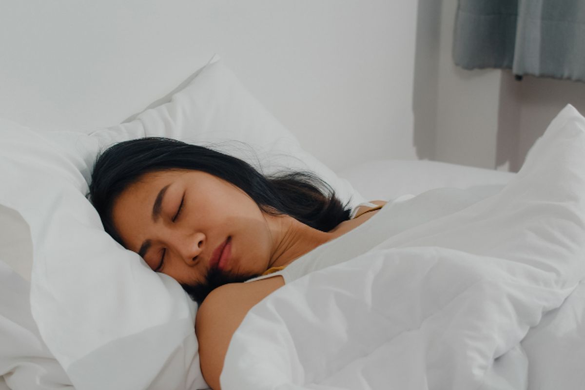 Tidur gelisah bisa disebabkan oleh banyak hal, mulai dari kebiasaan tidur yang buruk, stres, hingga gangguan tidur yang mendasari.