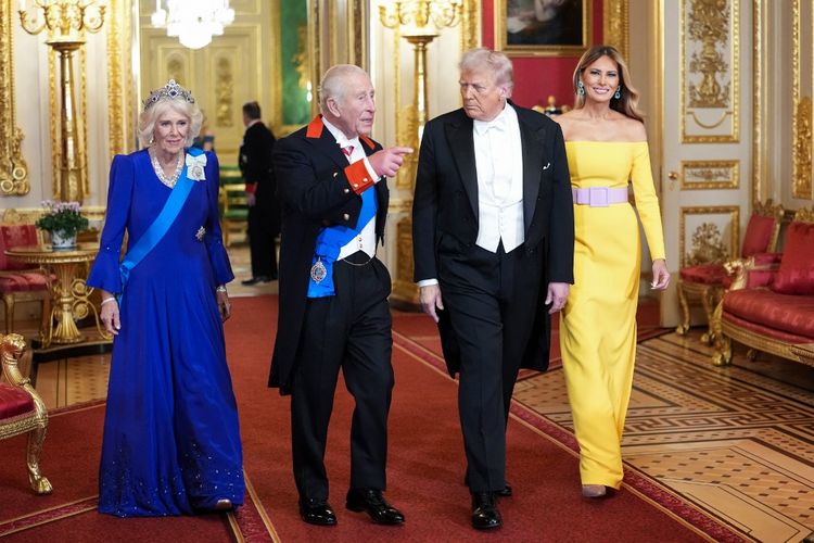 Ratu Camilla dari Kerajaan Inggris (kiri) dan Raja Charles III dari Kerajaan Inggris (kedua dari kiri) berpose dengan Presiden Amerika Serikat Donald Trump (kedua dari kanan) dan Ibu Negara Amerika Serikat Melania Trump (kanan) saat menghadiri State Banquet di Kastel Windsor, Inggris, pada Rabu (17/9/2025).