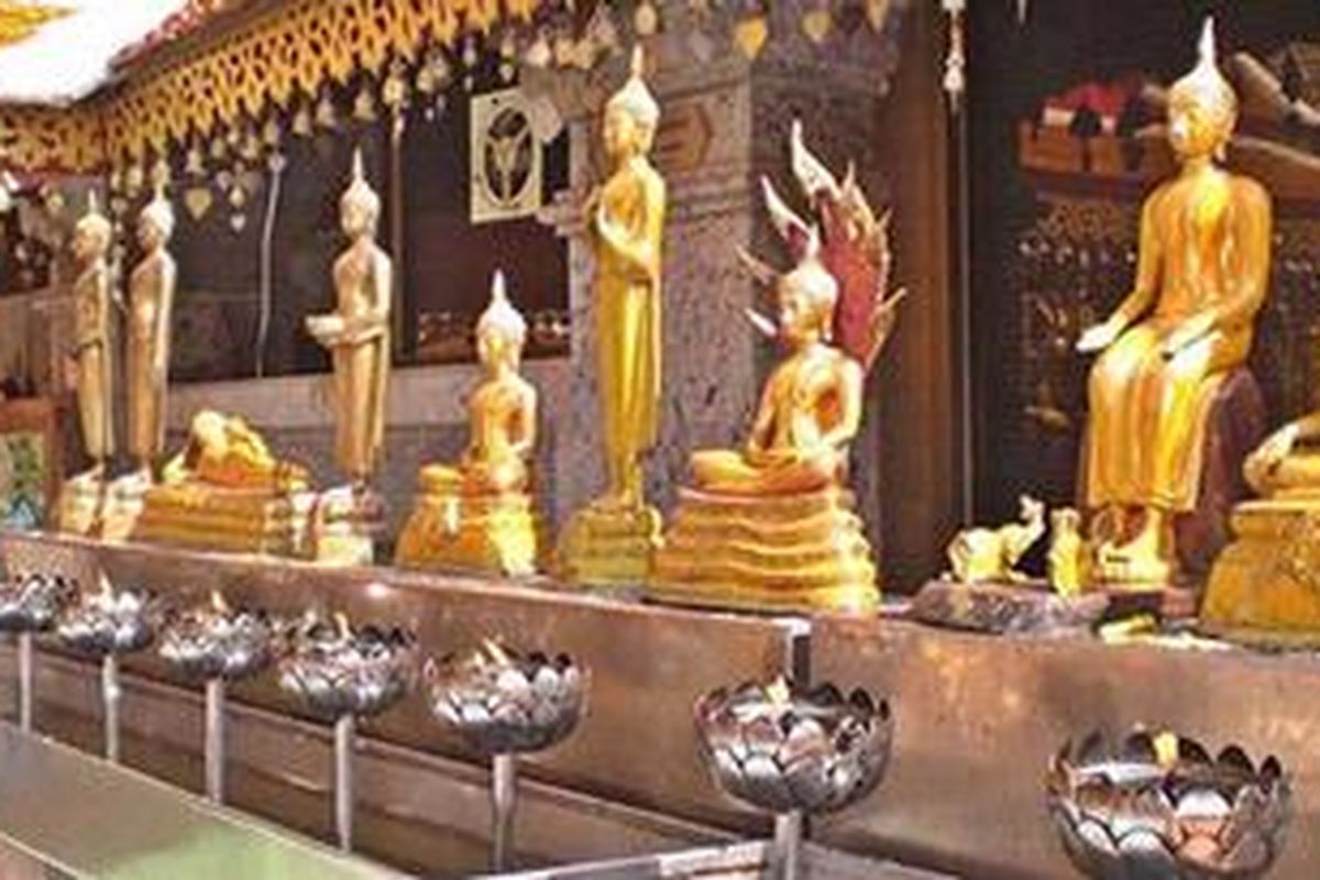 Altar tempat berdoa di Wat Doi Suthep, Chiang Mai, Thailand.