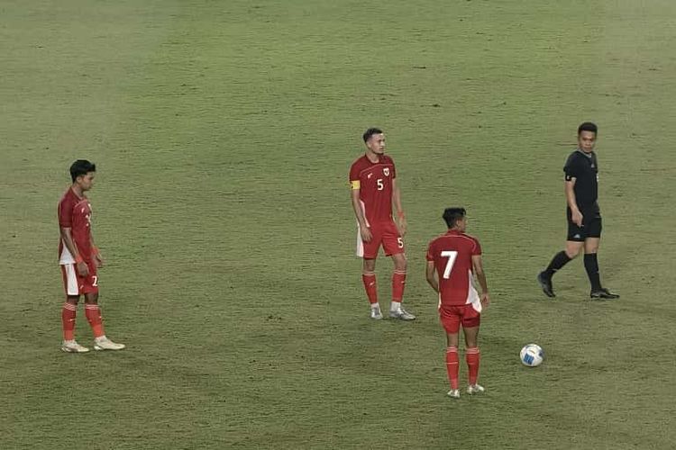 Gelandang Timnas U22 Indonesia Ivar Jenner (nomor 5) kembali memperkuat skuad Garuda Muda pada laga uji coba Timnas U22 Indonesia vs Mali di Stadion Pakansari, Cibinong, Bogor, pada Sabtu (15/11/2025).