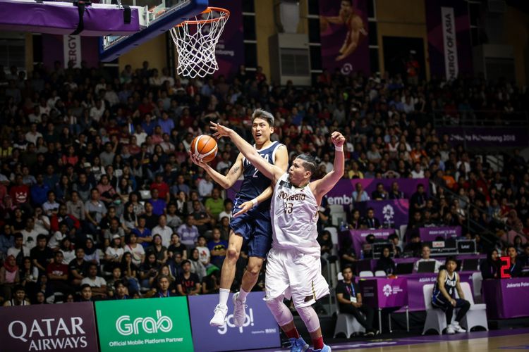 Pebasket Korea Selatan Choi Junyong melakukan tembakan saat pertandingan melawan Indonesia di Grup A Asian Games 2018 di Hall Basket Senayan, Jakarta, Selasa (14/8/2018). Indonesia kalah dengan skor 65-104.