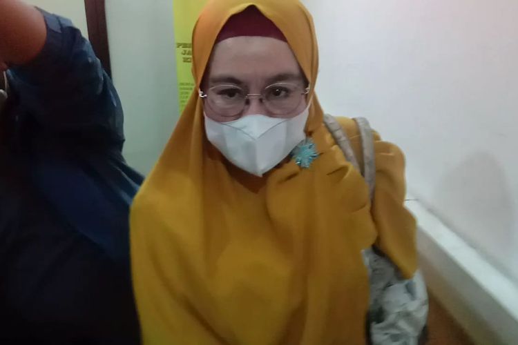 Ibunda Medina Zein, Tien Wartini saat ditemui di Pengadilan Negeri Jakarta Selatan, Senin (19/9/2022). 