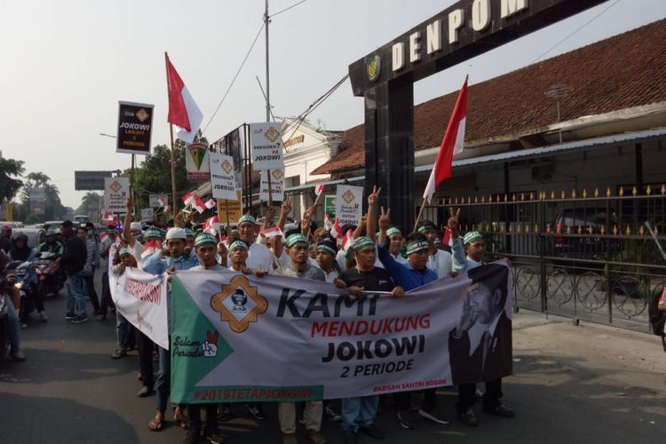 Ratusan santri yang berasal dari sejumlah pondok pesantren se-Bogor melakukan aksi long march sebagai bentuk dukungan terhadap Presiden Joko Widodo di Pilpres 2019, Rabu (1/8/2018).