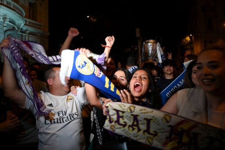 Suporter Real Madrid merayakan di alun-alun Cibeles di pusat kota Madrid, pada akhir pertandingan sepak bola final Liga Champions UEFA antara Liverpool dan Real Madrid di Stade de France di Saint-Denis, utara Paris, pada 28 Mei 2022. 