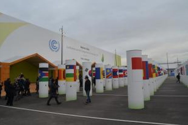 Bendera negara anggota UNFCCC yang dipasang di hamalan gedung COP 21, UNFCCC, Paris, Prancis di Lebourget