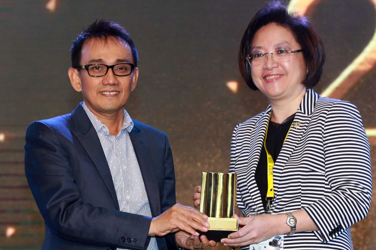 Direktur Operations & IT CIMB Niaga Rita Mas’Oen (kanan) menerima iCIO Awards 2017 kategori ‘The Most Influential CIO’ dari juri iCIO Awards 2017 Hasnul Suhaimi (kiri) di Jakarta, Rabu (8/3). 
