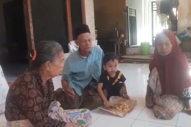 Kakek dan nenek Syifa (1), hanya bisa pasrah setelah cucunya tak bisa diotopsi aebab terkendala biaya. 
