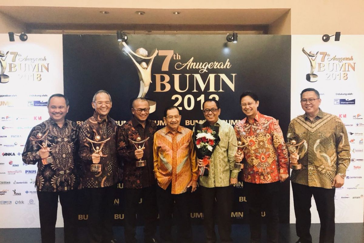 Holding industri pertambangan meraih sejumlah penghargaan pada Malam 7th Anugerah BUMN 2018  yang diselenggarakan oleh Majalah BUMN Track, Kamis (9/8/2018). 
