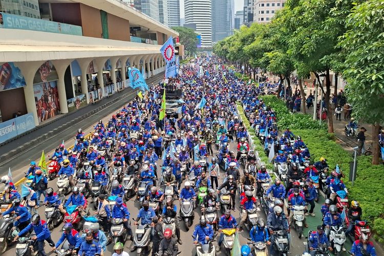 Massa Buruh Mulai Berdatangan di Sudirman Jakpus, Polisi dan TNI Siaga