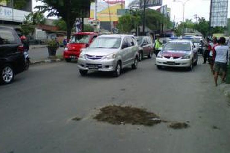 Polisi mengamankan lokasi kecelakaan di Kwarasan, Grogol, Sukoharjo, Selasa (11/11/2014).