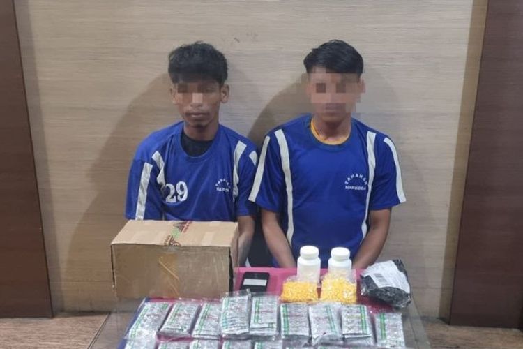 Dua tersangka beserta barang bukti ribuan OKT ditangkap di salah satu kamar kos di Kampung Babakanbandung, Kelurahan Citamiang, Kota Sukabumi, Jawa Barat, Rabu (28/3/2024).