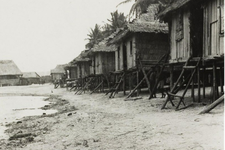 Foto rumah pekerja di Nabire di Teluk Geelvink diambil tahun 1938
