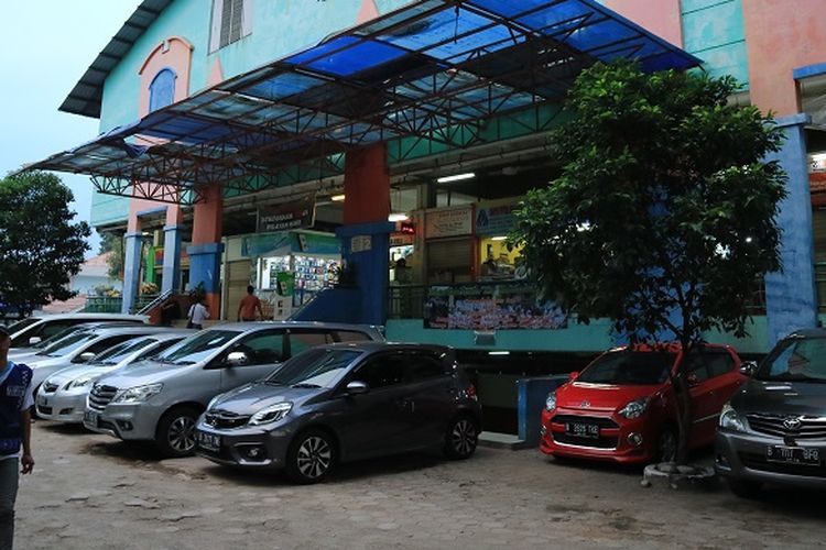 Area pelataran parkir Pasar Santa, Jakarta, Senin (5/6/2017). Pasar Santa adalah salah satu pasar di Jakarta yang menyediakan sayur dan aneka daging.