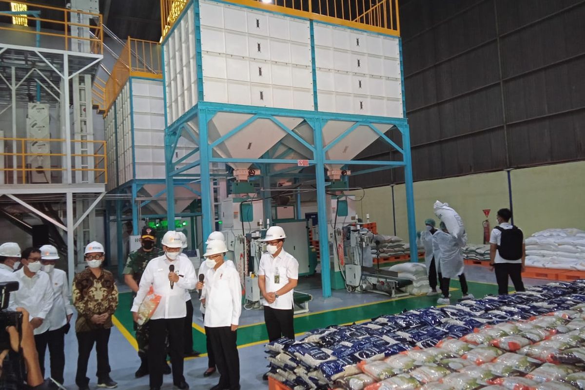 Wakil Presiden Ma'ruf Amin mengunjungi kompleks pergudangan modern Perum Bulog di kawasan Kepala Gading, Jakarta, Jumat (11/3/2022).