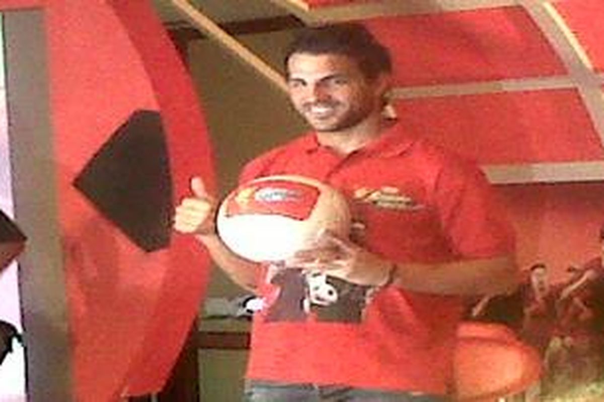 Kapten Arsenal, Cesc Fabregas, saat melakukan konfrensi pers di hotel Shangrila, Jakarta, Rabu (22/6/2011).