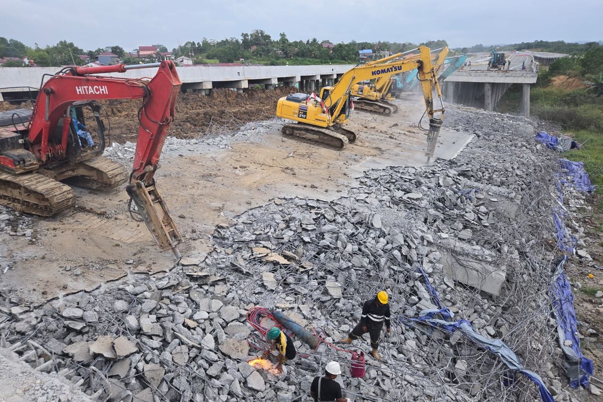Pekerja mulai membongkar konstruksi Tol IKN Segmen 3A2 di STA 23 yang mengalami pergeseran slab on pile agar tidak merembet ke konstruksi yang lain.