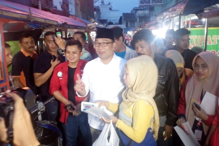Warga berebut berfoto bersama Ridwan Kamil di Pasar Ceplak Garut Kota, Selasa (15/5/2018).