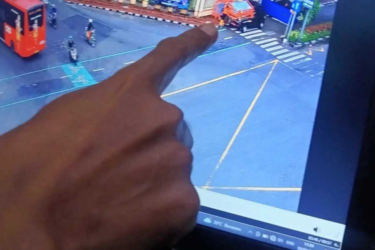 Rekaman CCTV seratusan barikade besi milik Dinas Perhubungan (Dishub) Kota Solo, Jawa Tengah, raib diduga digondol maling, Rabu (4/1/2023).