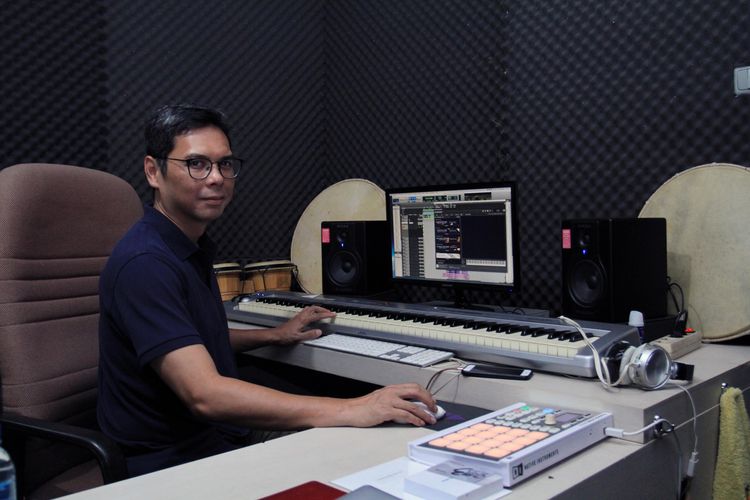 Komposer musik Aghi Narottama ditemui di Rooftoosound di kawasan Cilandak, Jakarta Selatan, Rabu (9/10/2019).