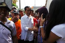 Pulang Kampung, Jokowi Bagi-bagi Sembako dan Buku