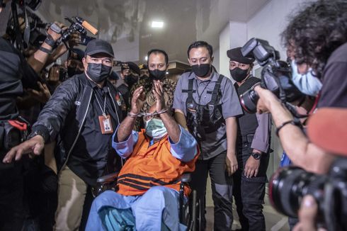 BERITA FOTO: Ditahan KPK, Lukas Enembe ''Pamer'' Tangan Diborgol