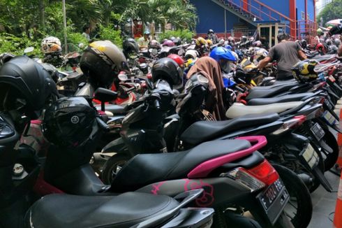 Ini Efek Buruk Sering Gantung Helm di Spion Motor