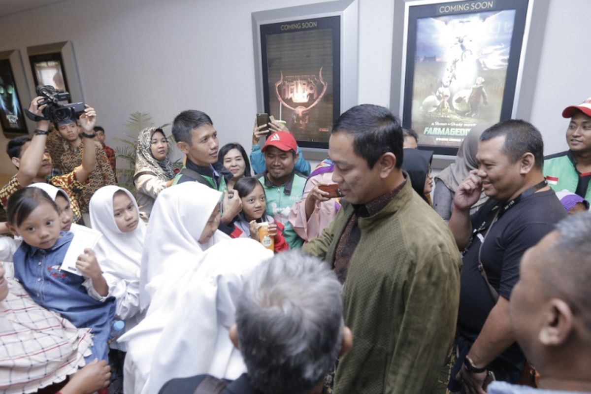 Wali Kota Semarang Hendrar Prihadi bersalaman dengan pengemudi ojek online usai kegiatan nonton bareng mitra ojek online bersama Pemerintah Kota Semarang, di Bioskop XXI, DP Mall, Semarang. 