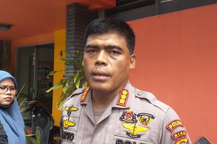 Kabid Humas Polda Riau, Kombes Sunarto saat diwawancarai Kompas.com terkait kasus pencurian uang tabungan nasabah Bank Riau-Kepri di Kota Pekanbaru, Riau, Selasa (28/6/2022).