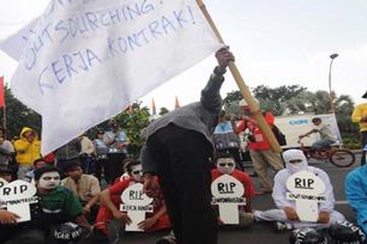 Buruh yang tergabung dalam Konfederasi Serikat Nasional berdemontrasi di Depan Gedung Grahadi, Surabaya, Kamis (26/4/2012). Selain mengajak kaum buruh indonesia dalam Hari Buruh Sedunia pada 1 Mei,  dalam demontrasi  tersebut  buruh menuntut upah kerja layak, hak berserikat, serta penghapusan sistem kerja kontrak.