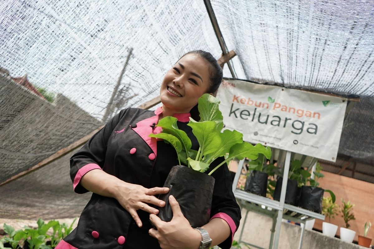 Chef Aiko Sarwosri Isra, saat menyambangi Kebun Pangan Keluarga dari Dompet Dhuafa dan berbagi
tips memasak selama pandemi, di Depok, Minggu (28/7/2020).