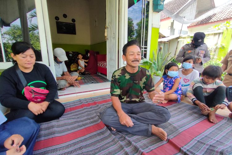 Darmuji, korban letusan Gunung Semeru berhasil selamat dan mengungsi ke Kabupaten Jember 