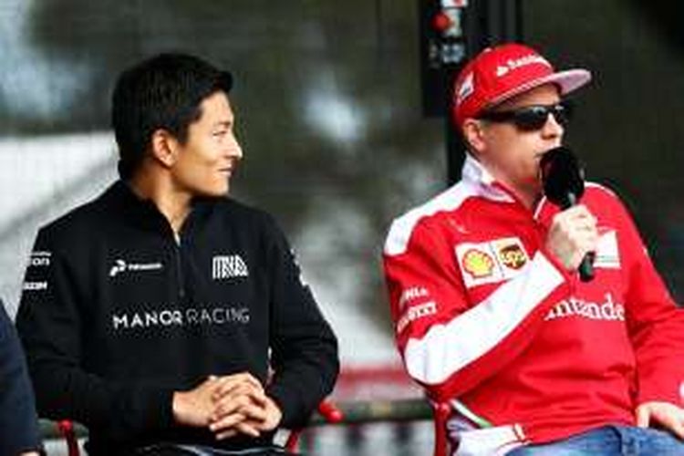 Pebalap Manor Racing asal Indonesia, Rio Haryato (kiri), memperhatikan ketika pebalap Ferrari asal Finlandia, Kimi Raikkonen, berbicara di depan para penonton pada hari kualifikasi GP Australia di Sirkuit Melbourne Grand Prix, Albert Park, Sabtu (19/3/2016).