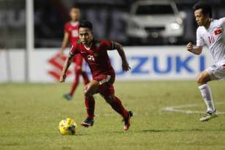 Pesepak bola Indonesia Andik Vermansah menggiring bola pada semi final putaran pertama AFF Suzuki Cup 2016 di Stadion Pakansari, Kabupaten Bogor, Jawa Barat, Sabtu (3/12/2016). Indonesia memang atas Vietnam dengan skor 2-1.
