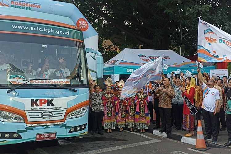 Ketua Komisi Pemberantasan Korupsi (KPK) Firli bahuri, Deputi Pendidikan dan Peran Serta Masyarakat Wawan Wardiana, pejabat, serta pegawai KPK melepas Bus Antikorupsi 2023 yang akan berkeliling ke berbagai provinsi di Pulau Sumatera, Kamis (24/8/2023).