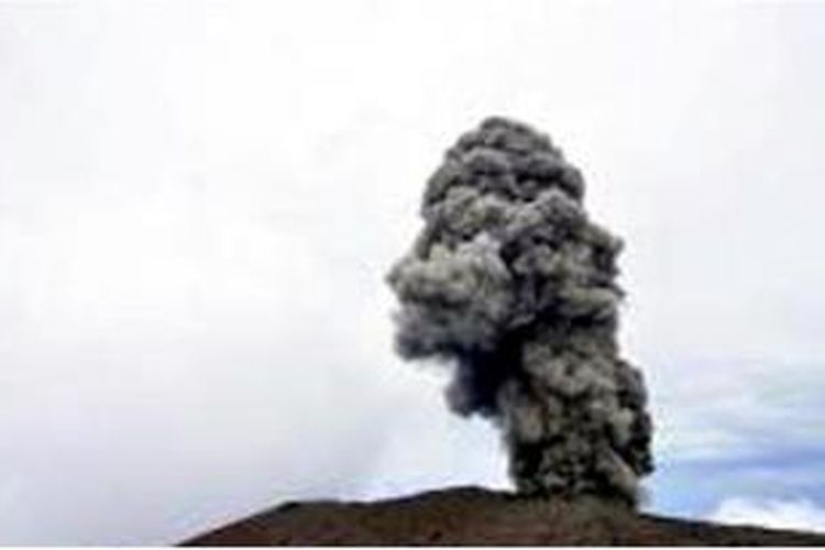 Gunung Slamet saat embuskan lahar. Mulai Rabu 12 Maret 2014 pagi Gunung Slamet meletus mengeluarkan abu tebal warna hitam pekat. Semburan ketinggian sekitar 1.000 meter ke arah barat. 