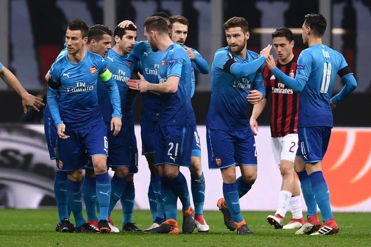 Gelandang Arsenal, Henrikh Mkhitaryan (ketiga dari kiri), merayakan gol yang dia cetak ke gawang AC Milan dalam laga leg pertama babak 16 besar Liga Europa di San Siro, Milan, Italia, 8 Maret 2018. 