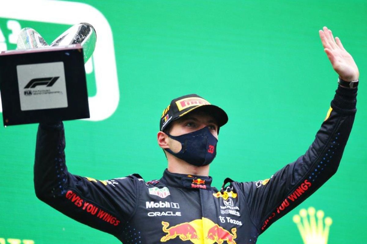 Hujan deras selama tiga jam pada gelaran F1 Belgia yang beralangsung di sirkuit Spa-Francorchamps, Minggu (29/8) ternyata membawa Max Verstappen tim Red Bull Racing kembali naik podium kemenangan.