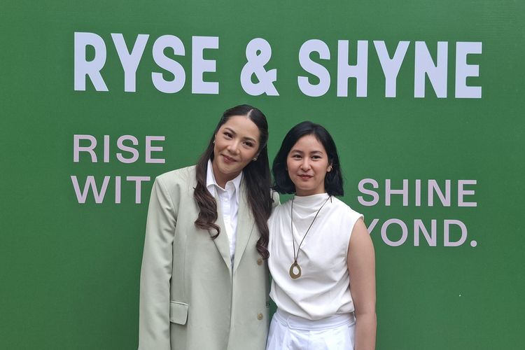 Pendiri Ryse and Shyne Felicia Kawilarang (kiri) dan psikolog klinis Kezia Toto (kanan) dalam acara sesi reflektif tentang negative self-talk di Manzo, Jakarta, Selasa (24/6/2025).