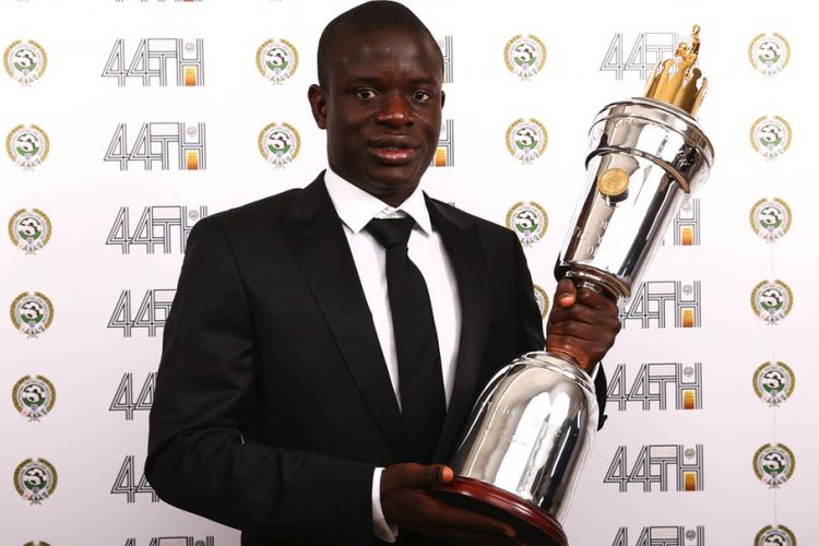 NGolo Kante meraih penghargaan Pemain Terbaik Tahun Ini versi PFA, Minggu (23/4/2017). 