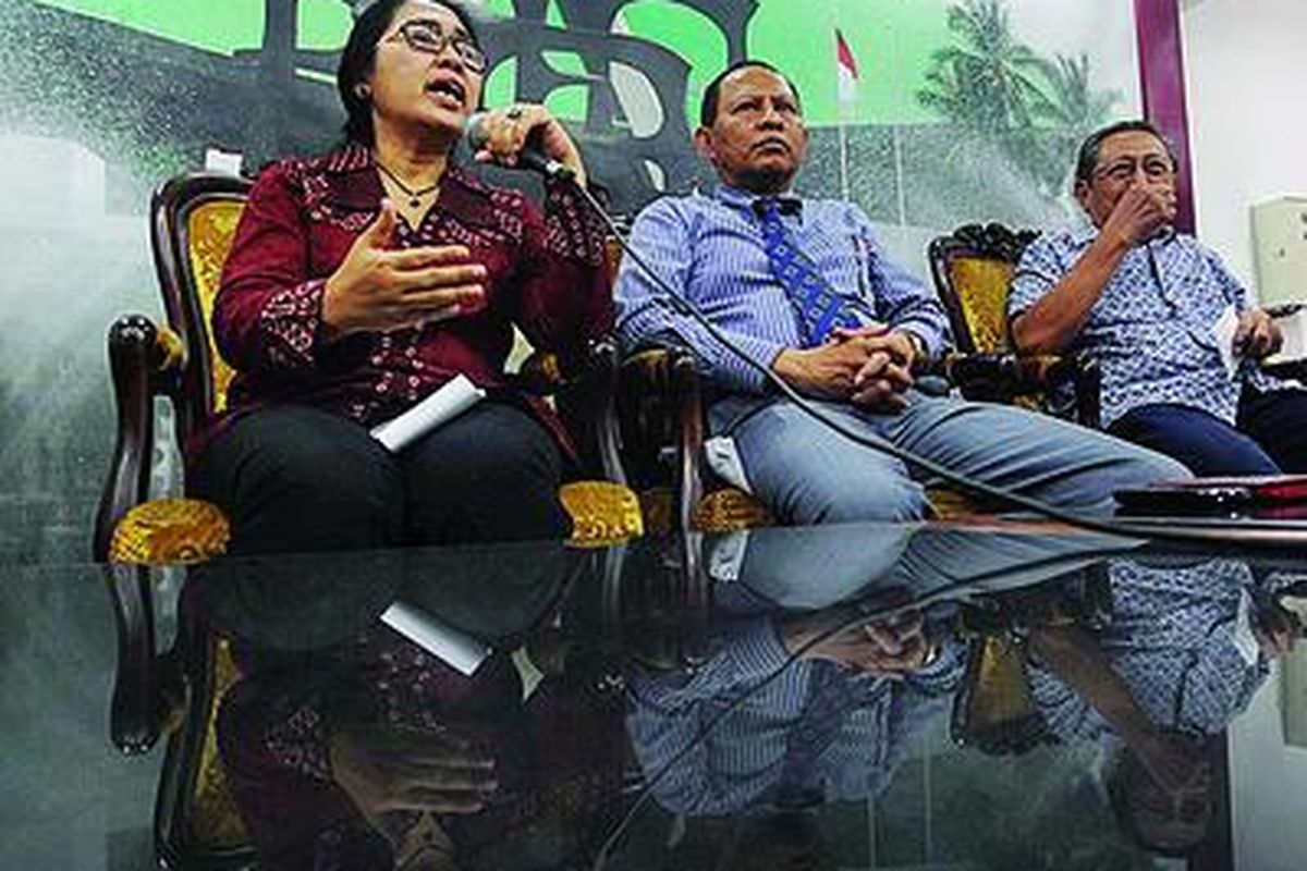 Anggota Komisi III DPR, Eva Kusuma Sundari; pengajar Perguruan Tinggi Ilmu Kepolisian, Alfons Loemau; dan pengamat kepolisian, Bambang Widodo Umar (kiri ke kanan) menjadi pembicara dalam diskusi dialektika demokrasi di kompleks Parlemen, Senayan, Jakarta, Kamis (2/8). Diskusi tersebut  membongkar kasus korupsi di tubuh Polri setelah penetapan tersangka dua jenderal polisi berinisial DS dan DP oleh Komisi Pemberantasan Korupsi dalam kasus dugaan korupsi alat simulasi kendaraan bermotor di Korps Lalu Lintas Polri.