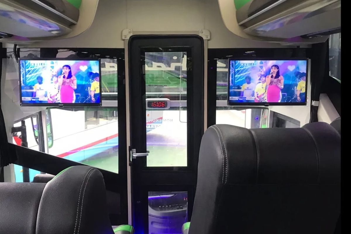 Sekat di kabin bus