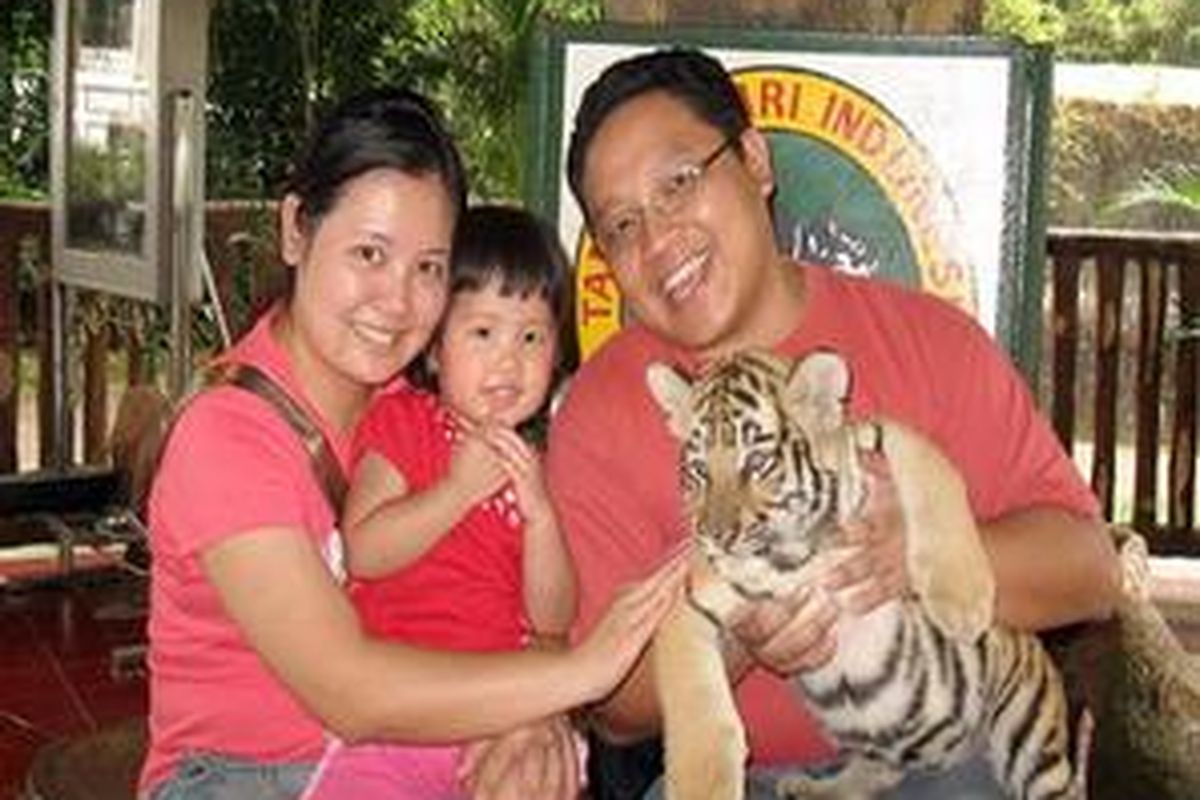 Andreas bersama istri dan anaknya di Taman safari : Andreas juga selalu mengajak istri dan anaknya agar "tertib" tidur. 