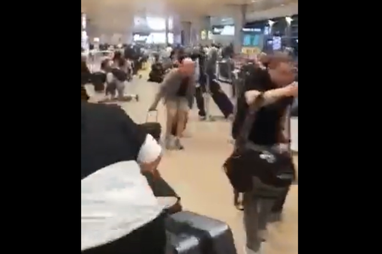 Tangkap layar video yang beredar di media sosial menunjukkan penumpang panik berhamburan berteriak dan melarikan diri dari area check-in Bandara Ben Gurion dekat Tel Aviv pada Kamis (28/4/2022).