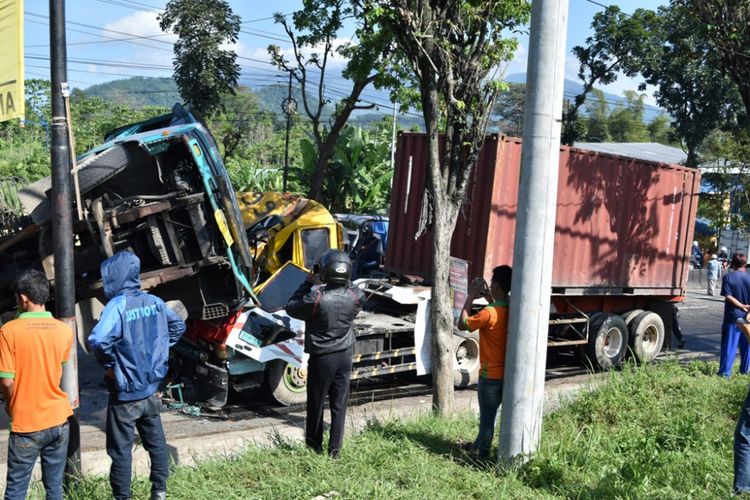 kecelakan dua truk kontainer di tanjakan Gembol Jalan Soekarno Hatta arah Ungaran menuju Bawen, Kabupaten Semarang, Kamis (20/4/2017) berakibat fatal. 