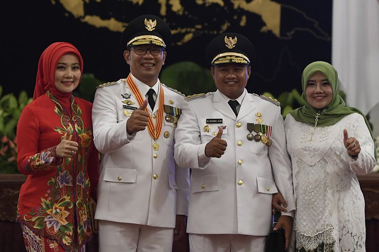 Gubernur Jawa Barat Ridwan Kamil (kedua kiri) beserta istri dan Wakil Gubernur Uu Ruzhanul Ulum beserta istri berfoto bersama usai pelantikan di Istana Negara, Jakarta, Rabu (5/9/2018). Presiden melantik sembilan gubernur dan wakil gubernur hasil Pilkada Serentak 2018, yaitu Papua, NTT, Jawa Tengah, Sumatera Utara, Bali, Jawa Barat, Kalimantan Barat, Sulawesi Selatan, dan Sulawesi Tenggara.