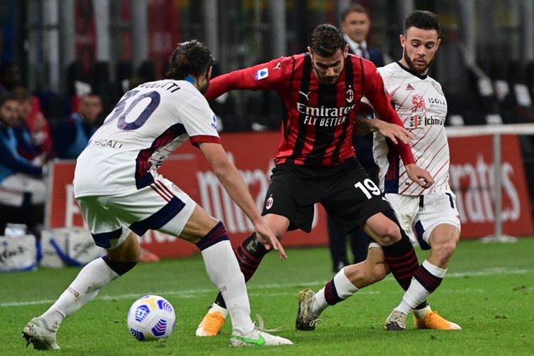 Theo Hernandez (tengah) diapit Leonardo Pavoletti (kiri) dan Nahitan Nandez dalam laga pekan ke-37 Liga Italia 2020-2021 antara AC Milan dan Cagliari di Stadion San Siro, 16 Mei 2021. 