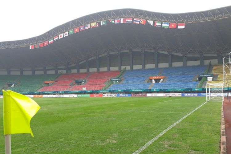 Bendera negara peserta Asian Gamea sudah berjejer rapih di sisi atap Stadion Patriot Candrabhaga Kota Bekasi, Selasa (7/8/2018).