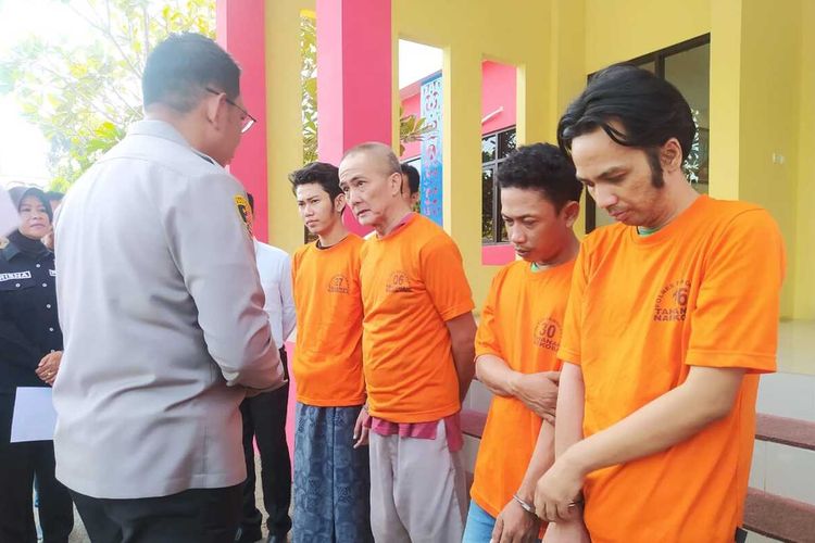 Kapolres Bangkalan, Jawa Timur saat memeriksa para tersangka pengedar sabu-sabu, Senin (28/8/2023).