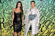 Gaya Berani Kim Kardashian Tabrak Motif Kulit Ular