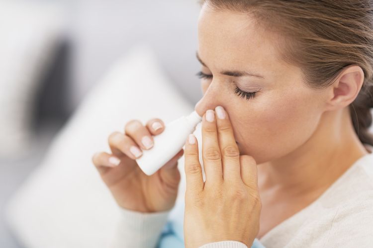 Menggunakan saline spray atau semprotan garam bisa menjadi salah satu cara mengobati hidung tersumbat dengan membantu menurunkan peradangan jaringan di hidung dan mengurangi mampet.